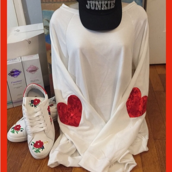 ‼️LAST 1 ‼️WHITE SWEATSHIRT W/RED HEART ELBOW❤️ - Picture 5 of 7